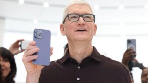 CEO Apple Santai Tarif Impor Trump: Strategi Rahasia Terungkap