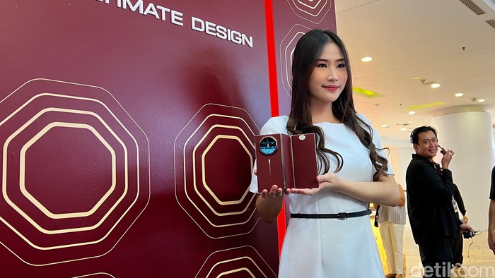 Huawei Mate XT Ultimate: Spesifikasi Canggih, Harga Fantastis, Lipat Tiga!