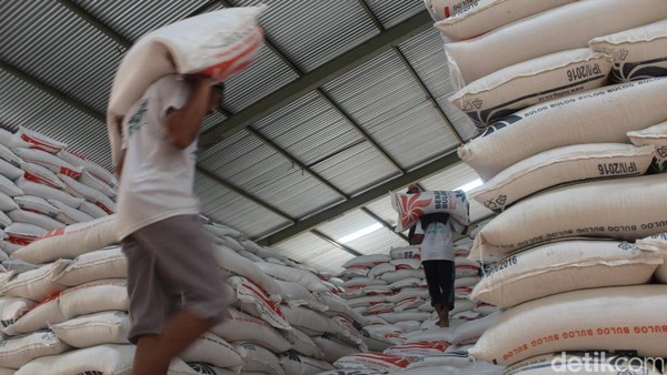 Prabowo Bangun Gudang Darurat? Bulog Akhirnya Buka Suara!
